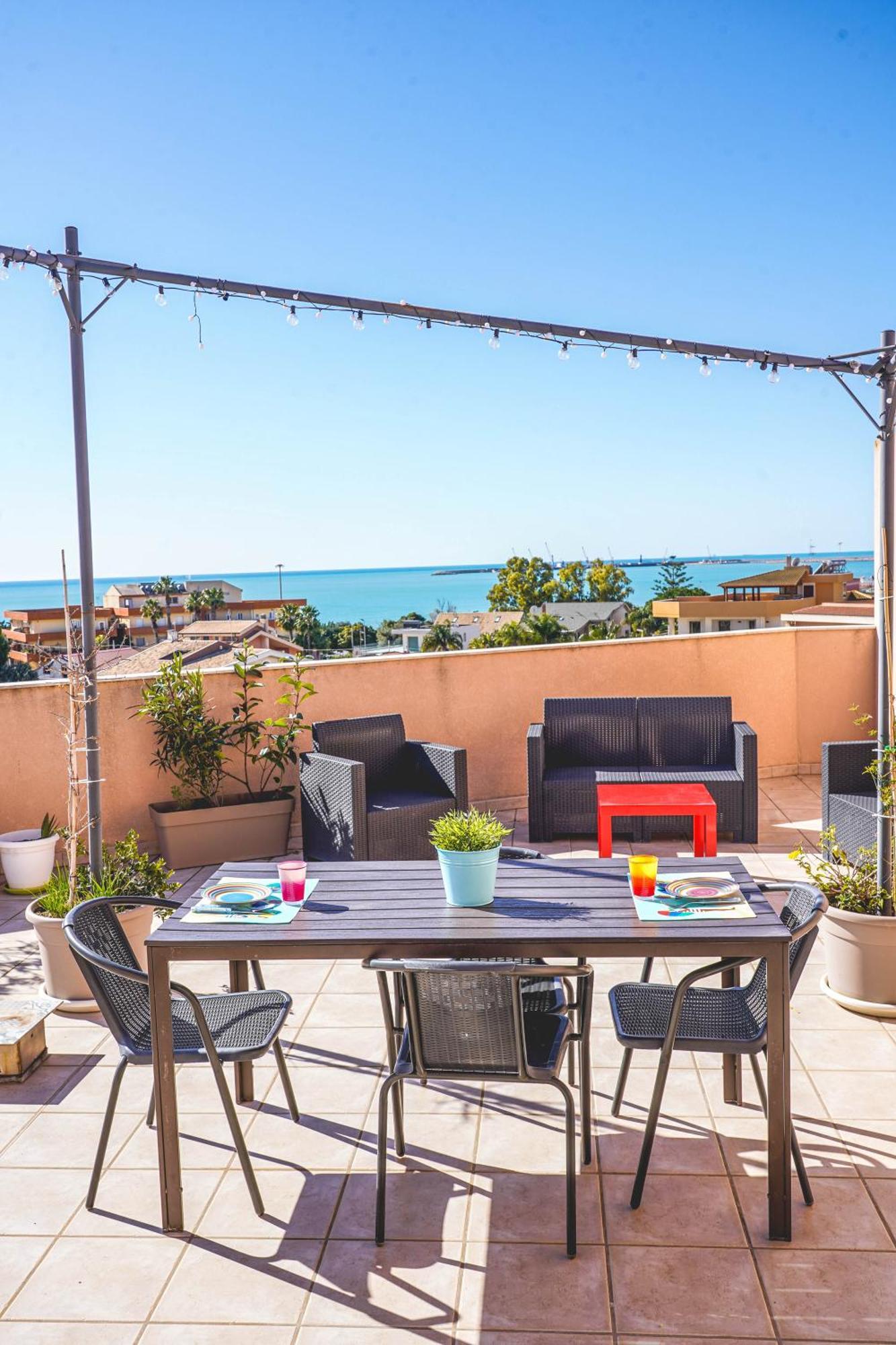 Апартаменты Attico Terrazza Cielomare Seaview Поццалло Экстерьер фото