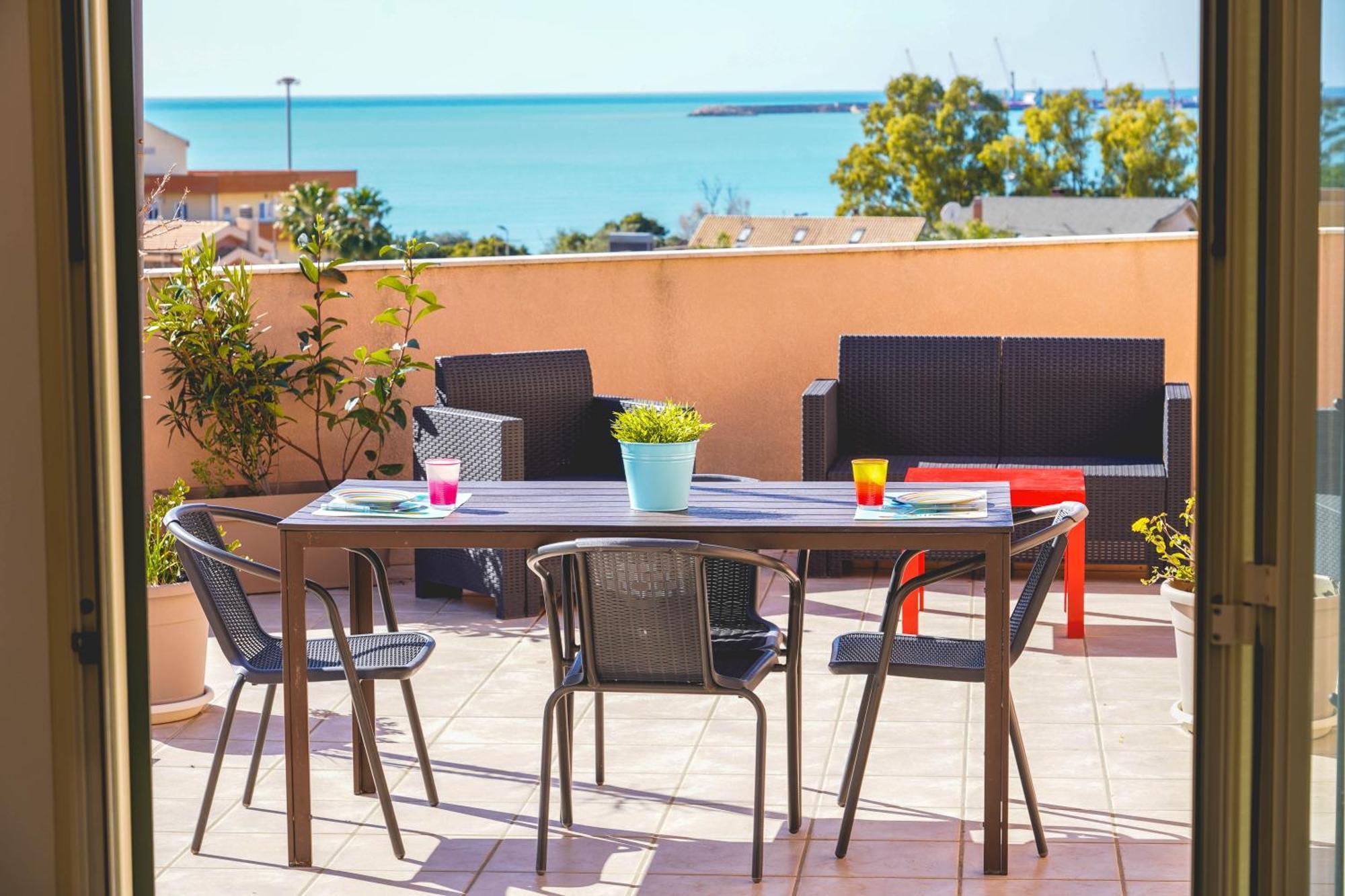 Апартаменты Attico Terrazza Cielomare Seaview Поццалло Экстерьер фото